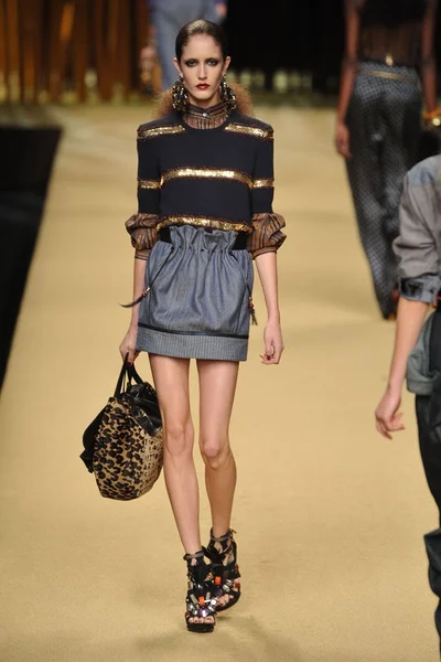 Look 16
